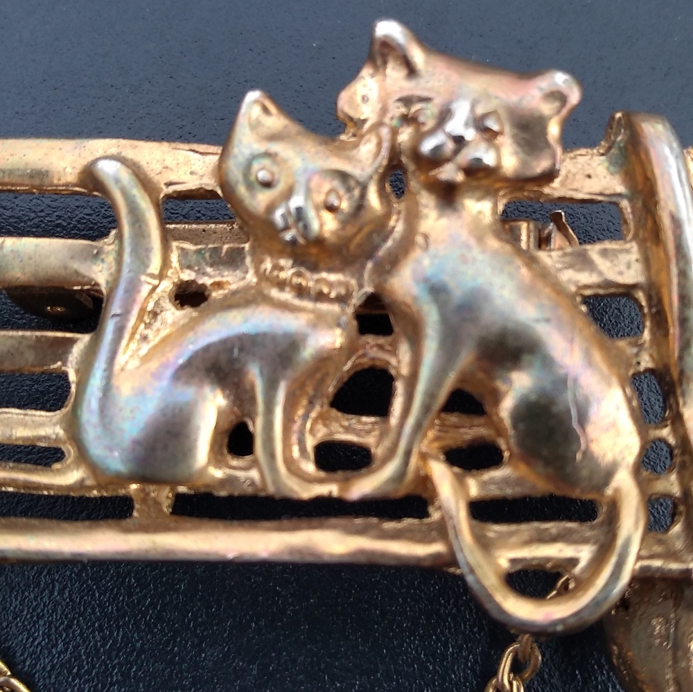 Vintage Gold Coloured Brooch, Cat Couple on Park Bench, AJC, Hanging Cha… - Picture 2 of 5